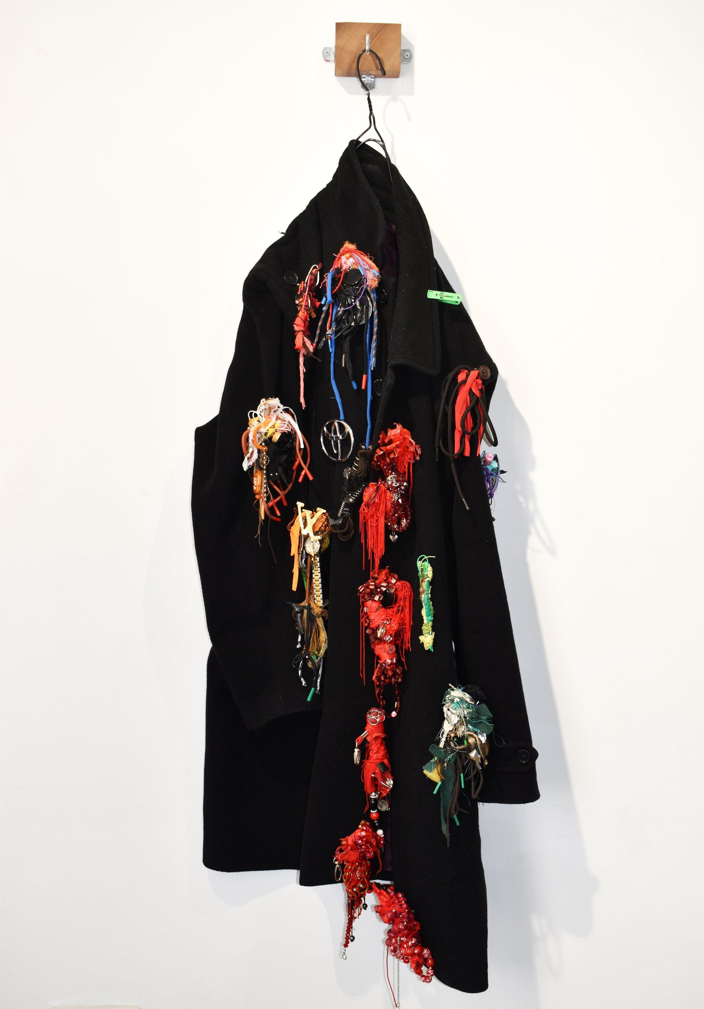 (L) Brooch